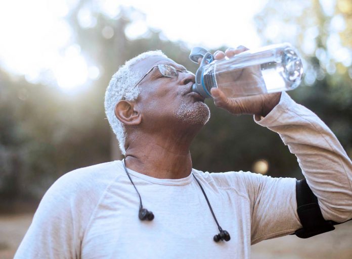 Beber água é importante para diversas funções do organismo, confira algumas delas