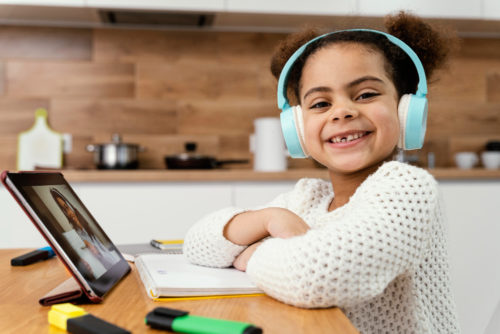 menina tendo aula no tablet