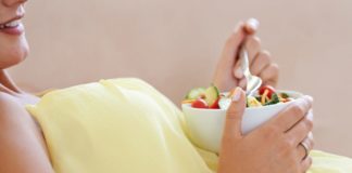 Gravida se alimentando para ilustrar o tema Diabetes gestacional