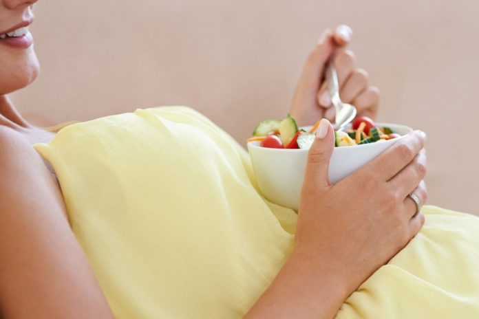 Gravida se alimentando para ilustrar o tema Diabetes gestacional