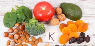 Alimentos ricos em vitamina K, como brócolis, castanhas, damascos e tomate