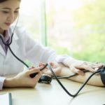 Aprenda a controlar a pressão alta hipertensão mulher asiática medindo a pressão