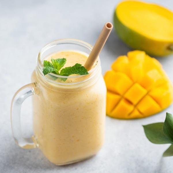 smoothie leite com manga iogurte hortelã