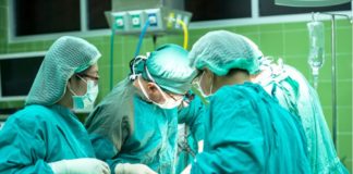 imagem de médicos no centro cirurgico- muitos casos de osteomelite de demandam cirurgia