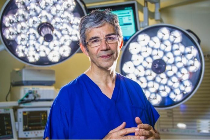 Cirurgião britânico David Nott posa para foto