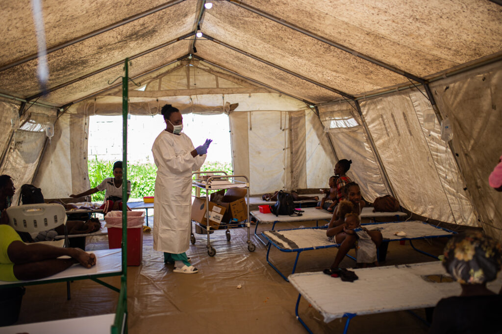 Cólera: Médicos Sem Fronteiras ajudam a conter surto no Haiti - Revista ...